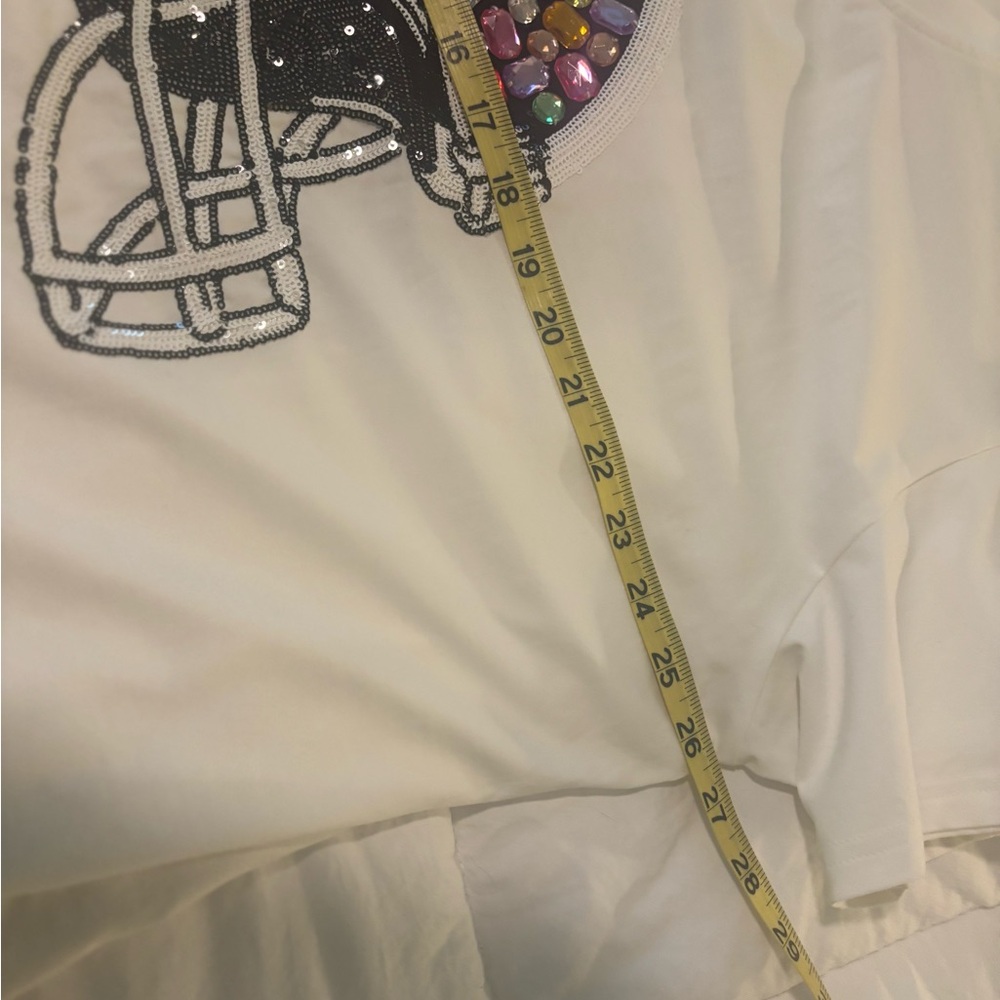 QUEEN OF SPARKLES White Tee with Colorful Jewel Helmet Design NWT SIZE XL - Picture 5 of 6